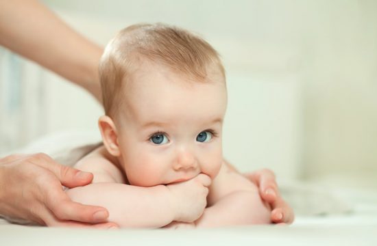bebé con piel atópica